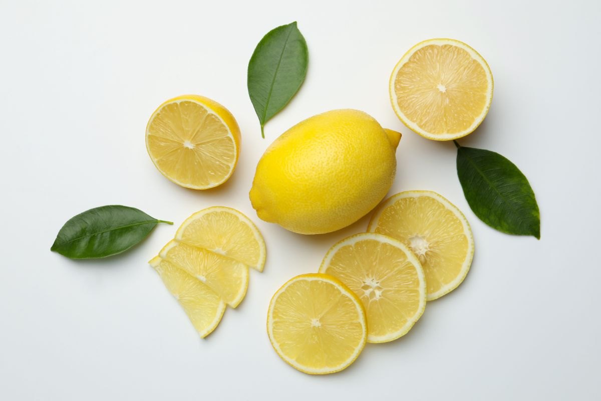 limone tagliato a fette e limone intero
