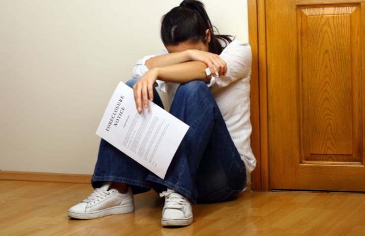 donna con atto di pignoramento in mano