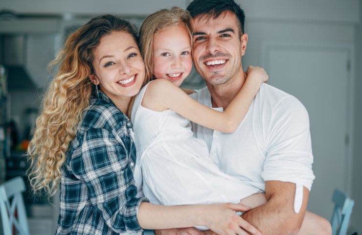 famiglia felice e sorridente