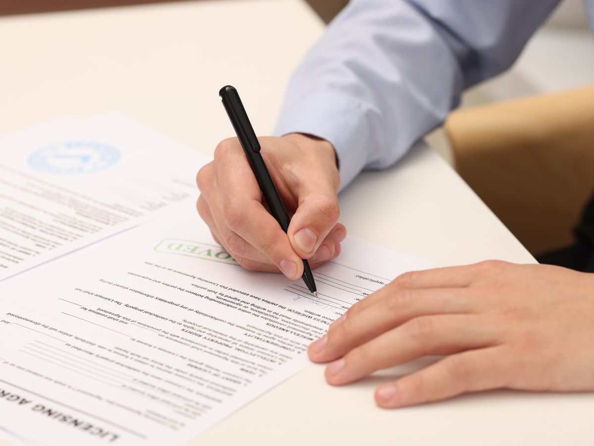 un uomo firma dei documenti