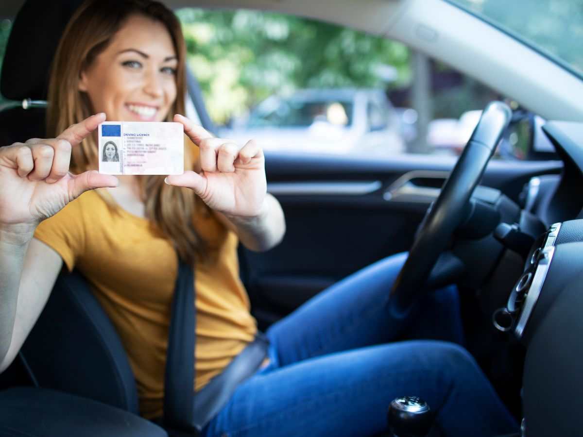 donna sfoggia patente