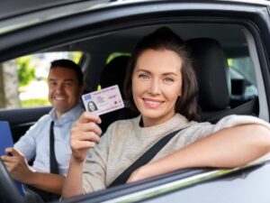 donna mostra patente