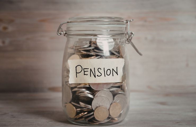 barattolo con spiccioli e scritta pensione