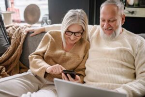 coppia di anziani al tablet