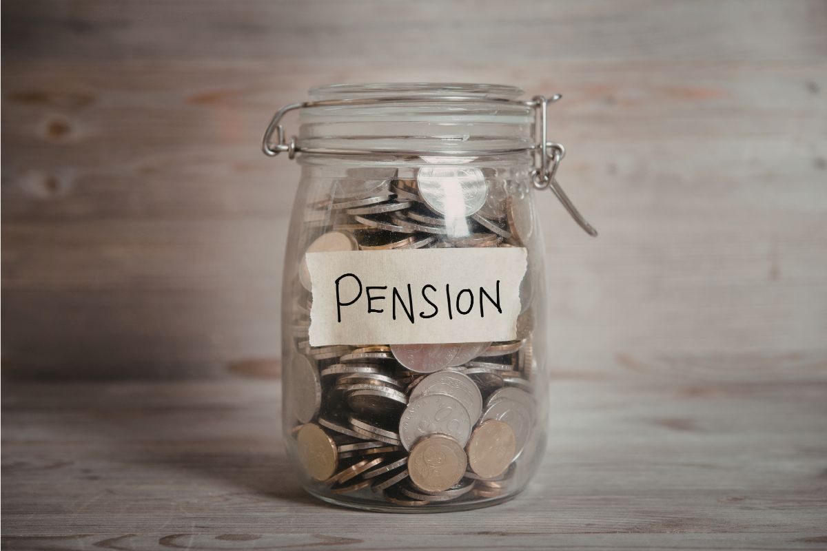 barattolino con monetine e scritta pensione