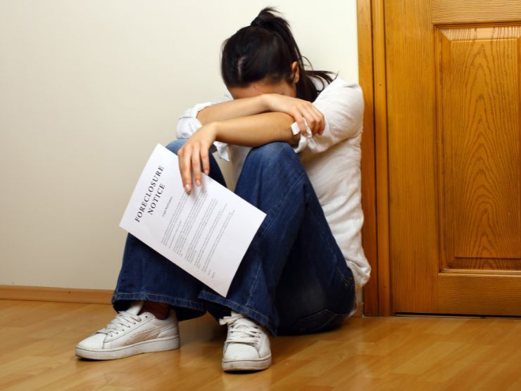 donna disperata seduta a terra