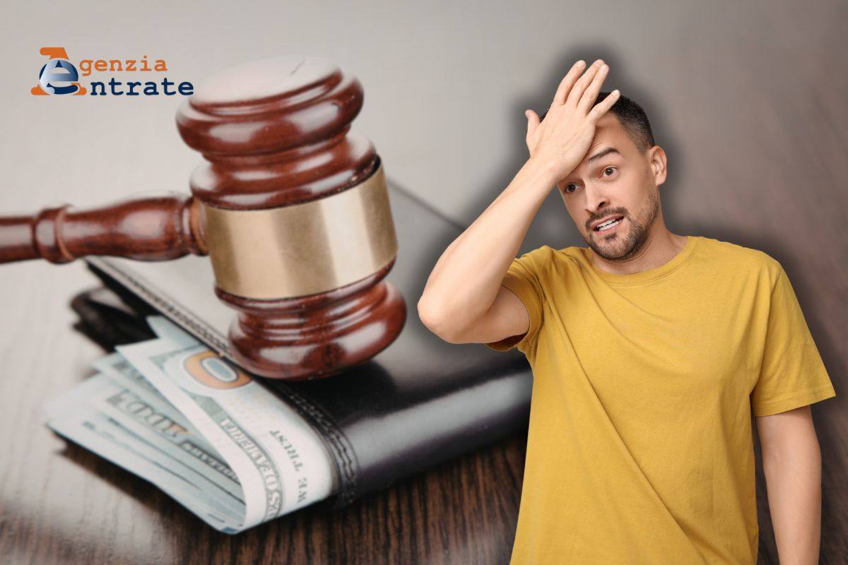 martelletto giudice, logo agenzia delle entrate e uomo dispiaciuto