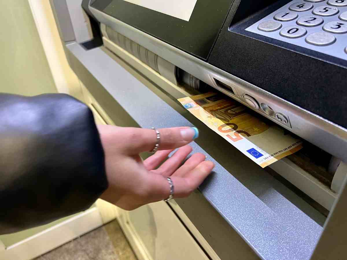 donn preleva 50 euro al bancomat