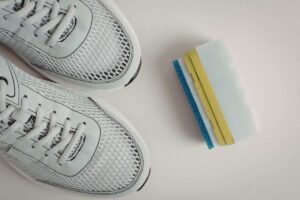 scarpe da ginnastica bianche e spugnetta