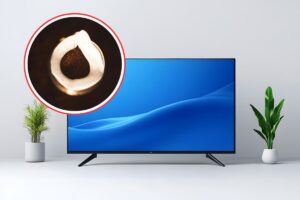 monitor tv acceso e filtro di caffè