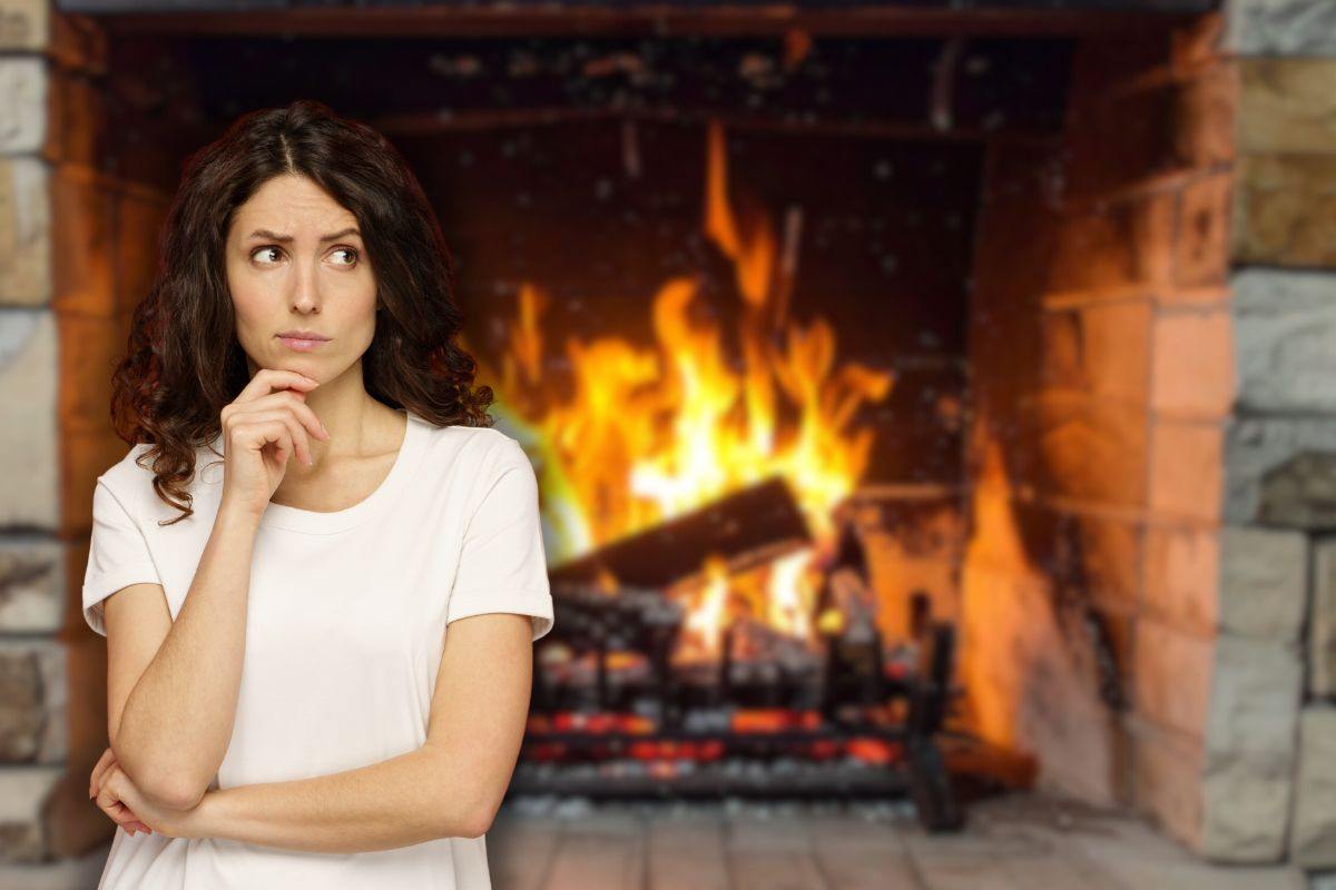 camino acceso e donna che pensa