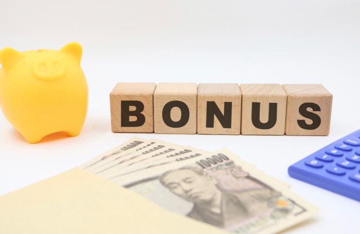 salvadanaio e scritta bonus