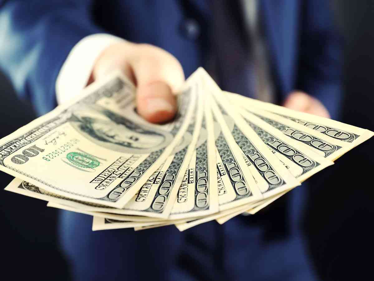 uomo con banconote in mano