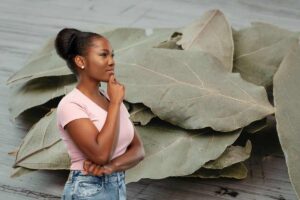 donna che pensa e foglie di alloro