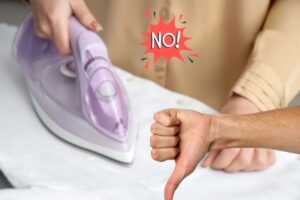 donna che stira no, scritta no e mano con pollice in giù