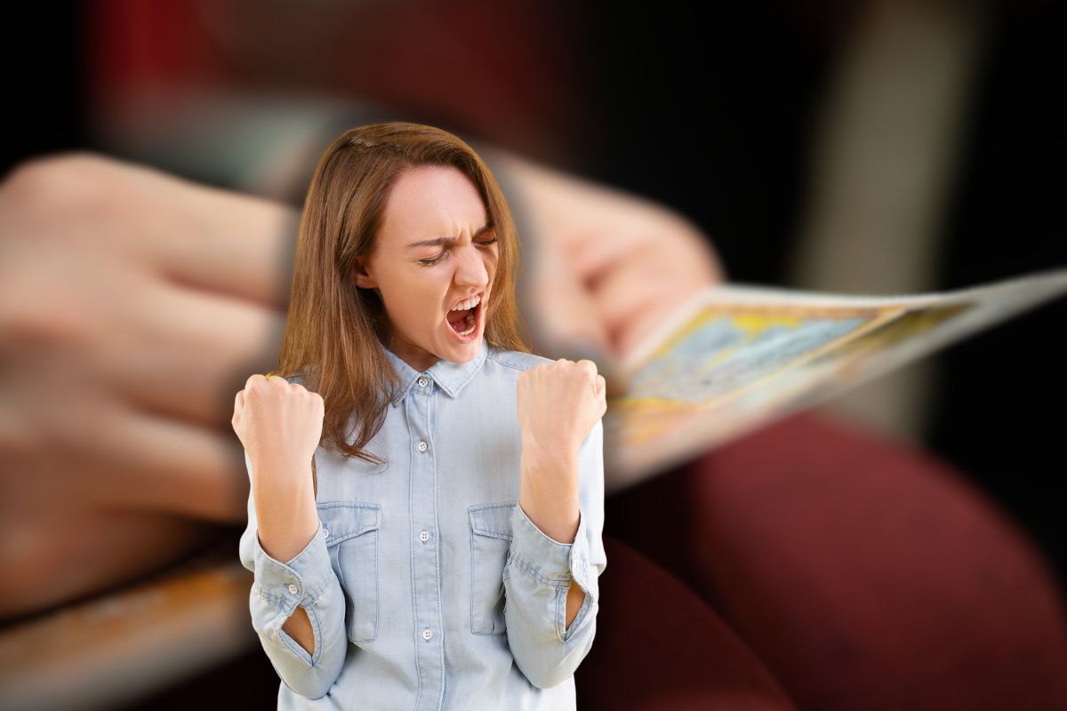 donna con gratta e vinci e un'altra che esulta